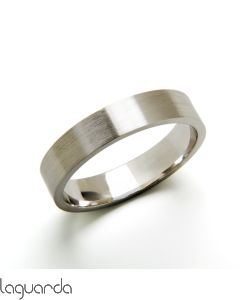 Wedding ring with white gold