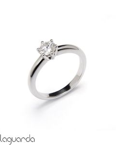 Solitario de oro blanco de 18 quilates con diamante natural