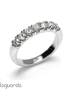 Media alianza de oro blanco de 18 quilates con 7 diamantes naturales