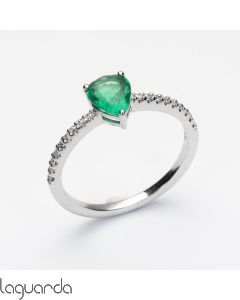 Anillo de oro blanco 18 quilates con esmeralda y diamantes naturales 