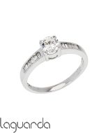 Solitario de oro blanco de 18 quilates con diamantes naturales