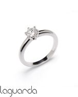 Solitario de oro blanco de 18 quilates con diamante natural