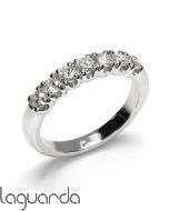 Media alianza de oro blanco de 18 quilates con 7 diamantes naturales